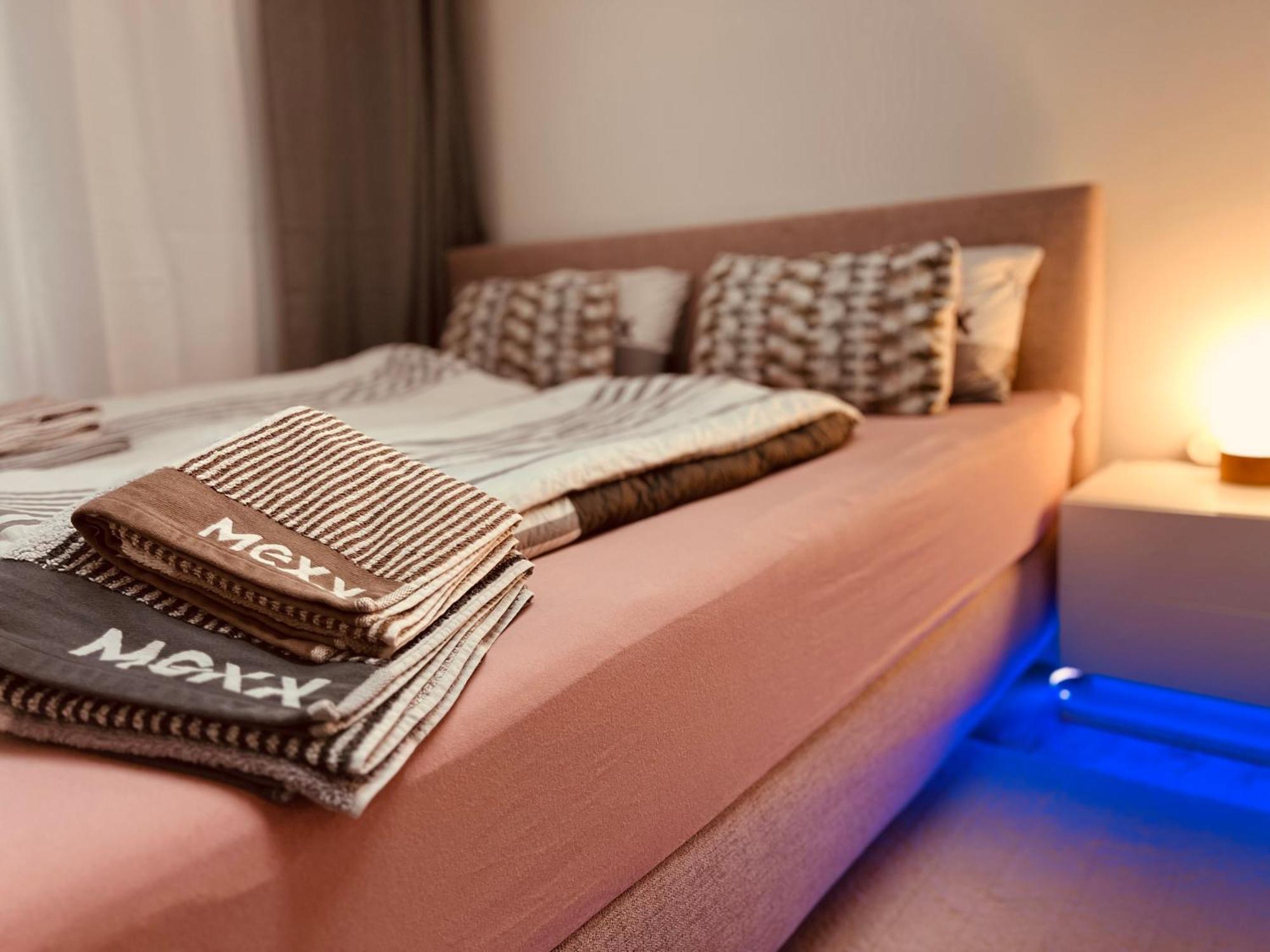 Cologne Luxe Living: Opulent Elegance Unleashed Apartment Ngoại thất bức ảnh